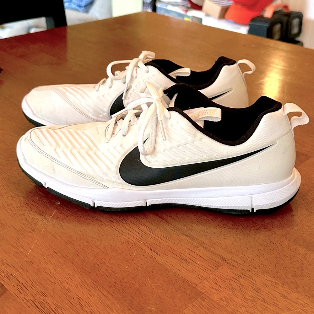 Men's Nike spikeless golf shoes sz 9.5